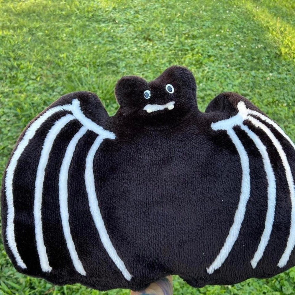 Vintage black spooky bat pillow/plush - Picture 2 of 6